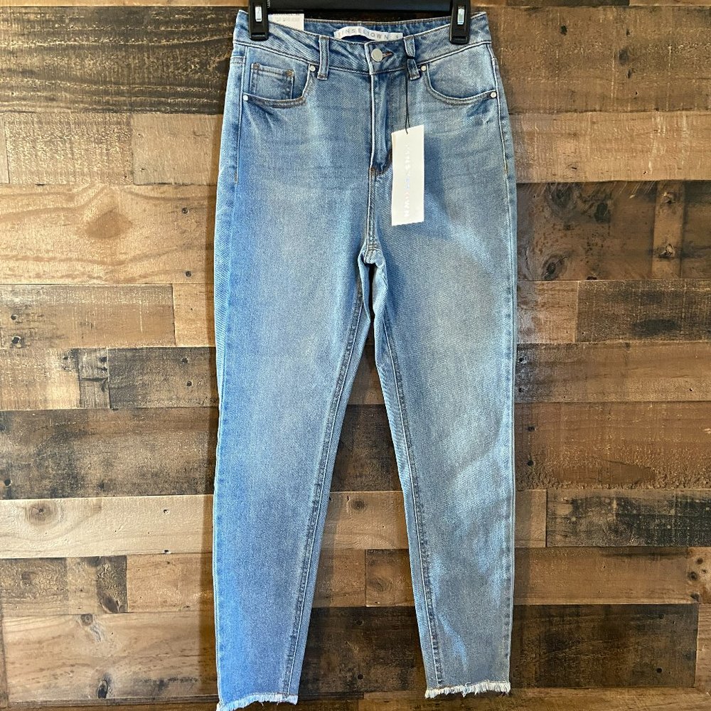 Tinseltown Hi-Rise The Mom Jean Size 3/26 NWT Distressed Ankle